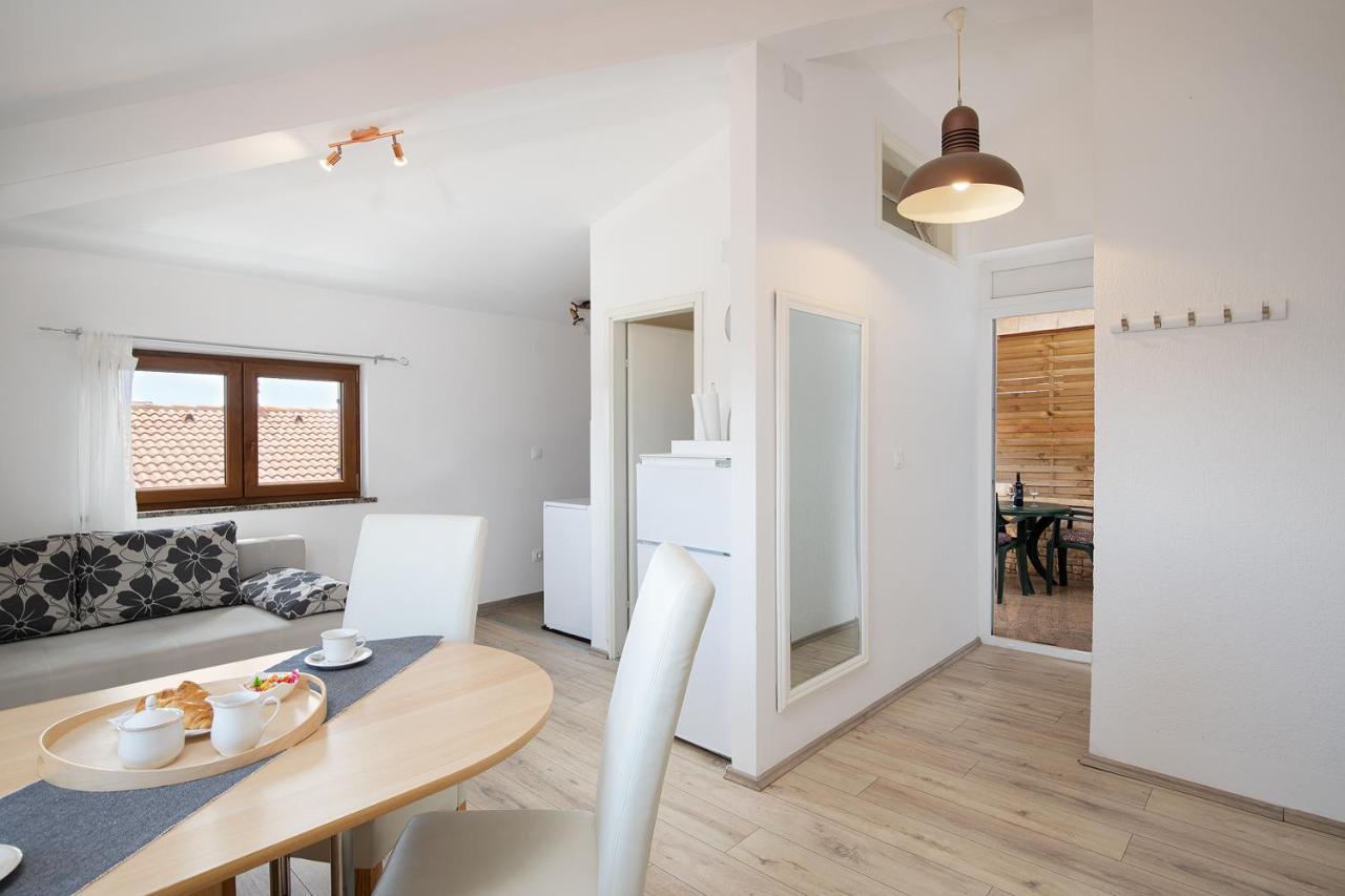 Apartments Dadic With Parking & Playground Medolino Esterno foto