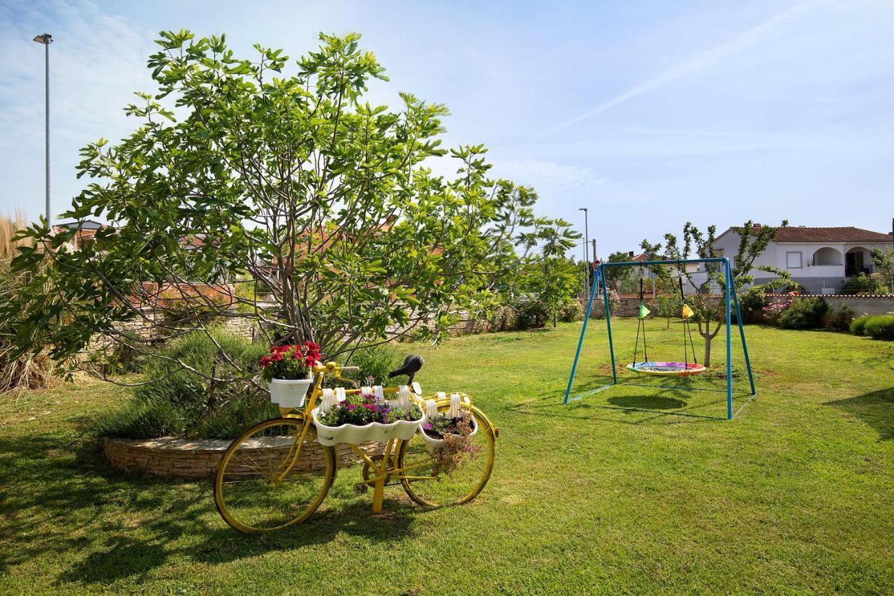 Apartments Dadic With Parking & Playground Medolino Esterno foto